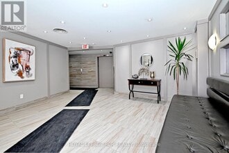 260 Davis Dr in Newmarket, ON - Building Photo - Building Photo