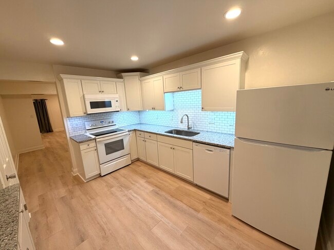 1005 Willow Green Dr in Newport News, VA - Building Photo - Building Photo