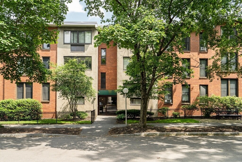 28 Juniper St, Unit #1 in Brookline, MA - Building Photo
