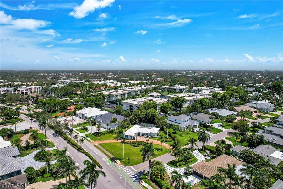 740 Park Shore Dr in Naples, FL - Building Photo