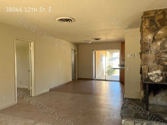 38046 12th St E in Palmdale, CA - Building Photo - Building Photo
