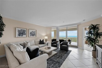 7117 Pelican Bay Blvd in Naples, FL - Foto de edificio - Building Photo