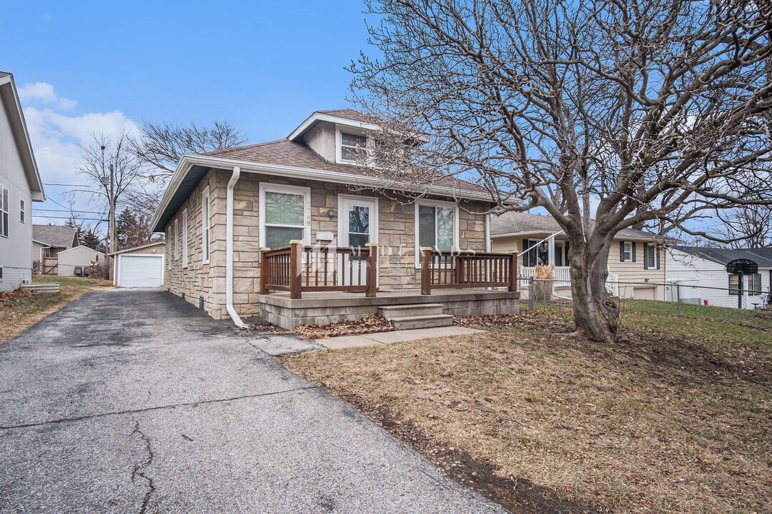 7768 Maywood St in Ralston, NE - Building Photo