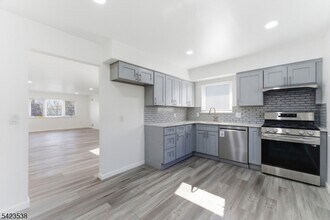 23 Renaissance Dr in Clifton, NJ - Building Photo - Building Photo