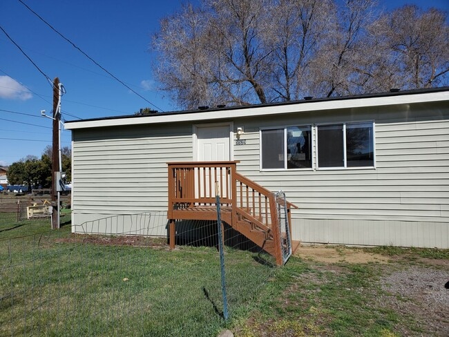 5529 Shasta Way in Klamath Falls, OR - Building Photo - Building Photo