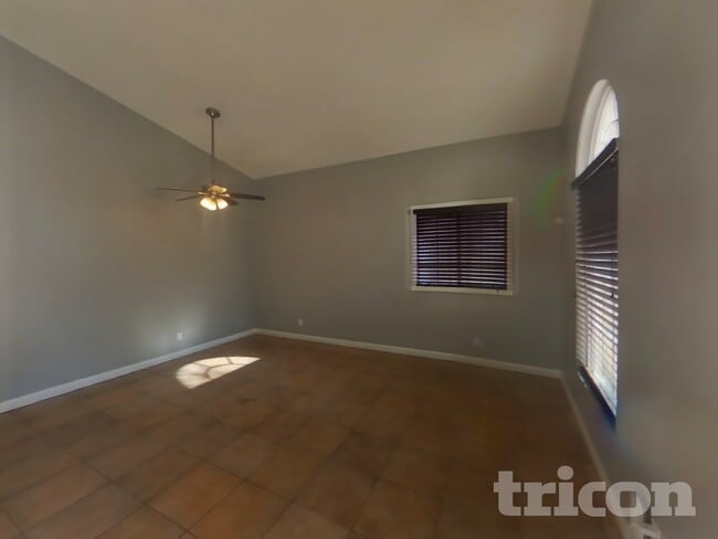 9320 Mountain Cliffs Ave in Las Vegas, NV - Foto de edificio - Building Photo