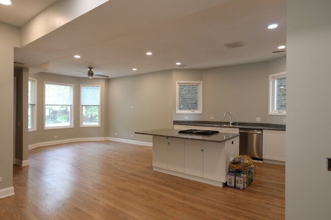 2131 W Grace St in Chicago, IL - Building Photo - Building Photo