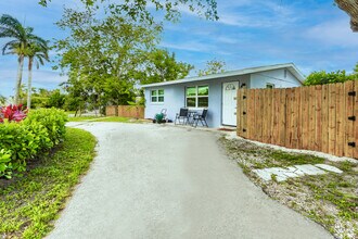 1236 Rosemary Ln, Unit C in Naples, FL - Building Photo - Building Photo