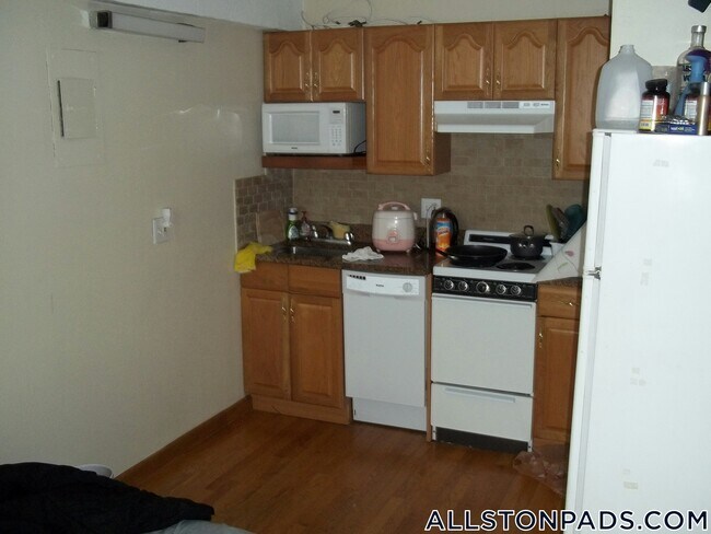 1110 Commonwealth Ave in Boston, MA - Foto de edificio - Building Photo