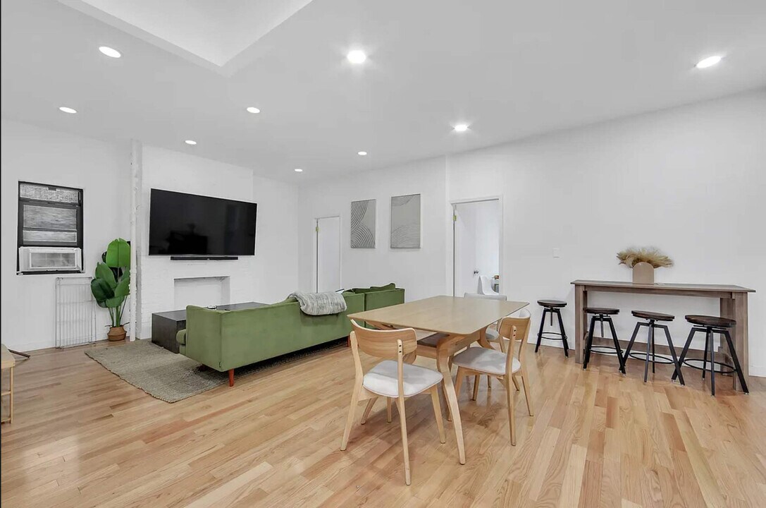 51 E Houston St in New York, NY - Building Photo