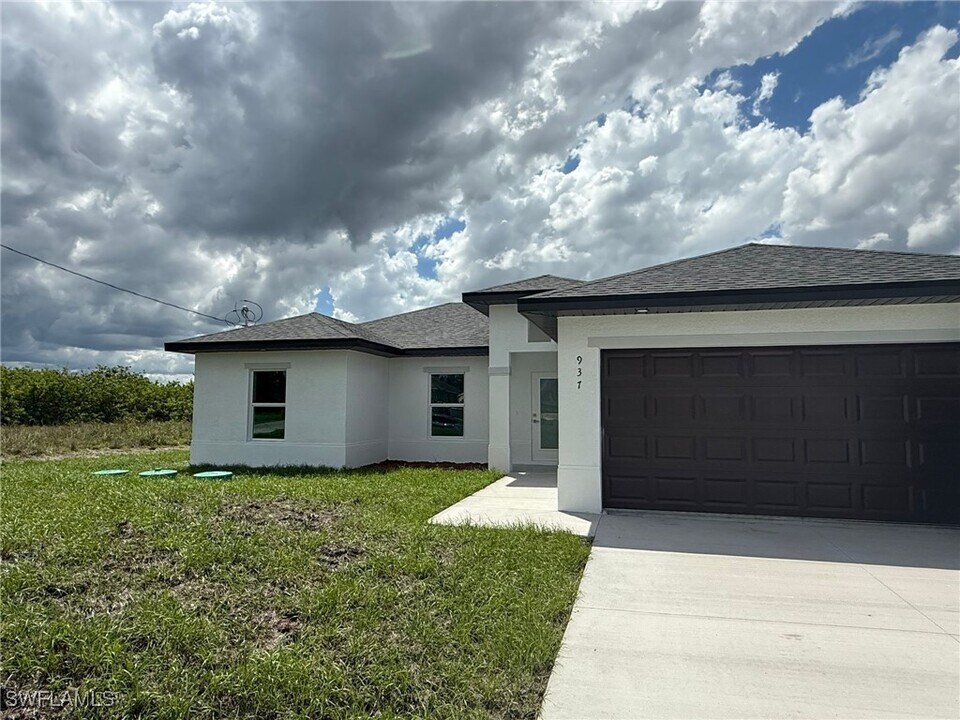 937 Grant Blvd in Lehigh Acres, FL - Building Photo
