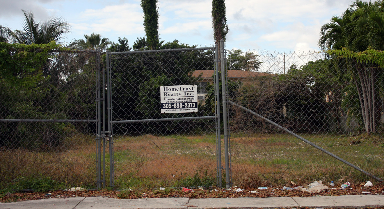 1940 NW 30th St in Miami, FL - Building Photo