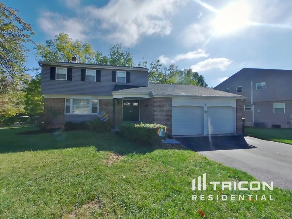 586 Saratoga Rd in King of Prussia, PA - Building Photo