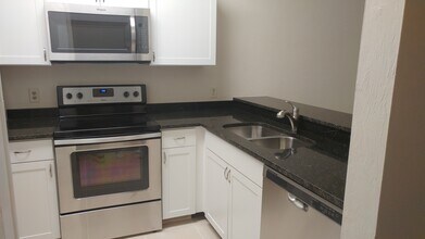 5857 Rattlesnake Hammock Rd, Unit AugustaWoods202 in Naples, FL - Building Photo - Building Photo