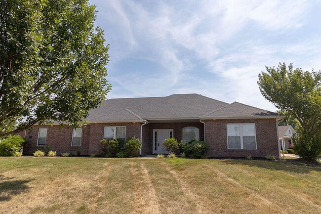 property at 2303 Roslyn Ct