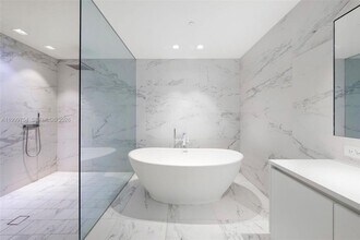 1000 Biscayne Blvd, Unit 0336 in Miami, FL - Foto de edificio - Building Photo