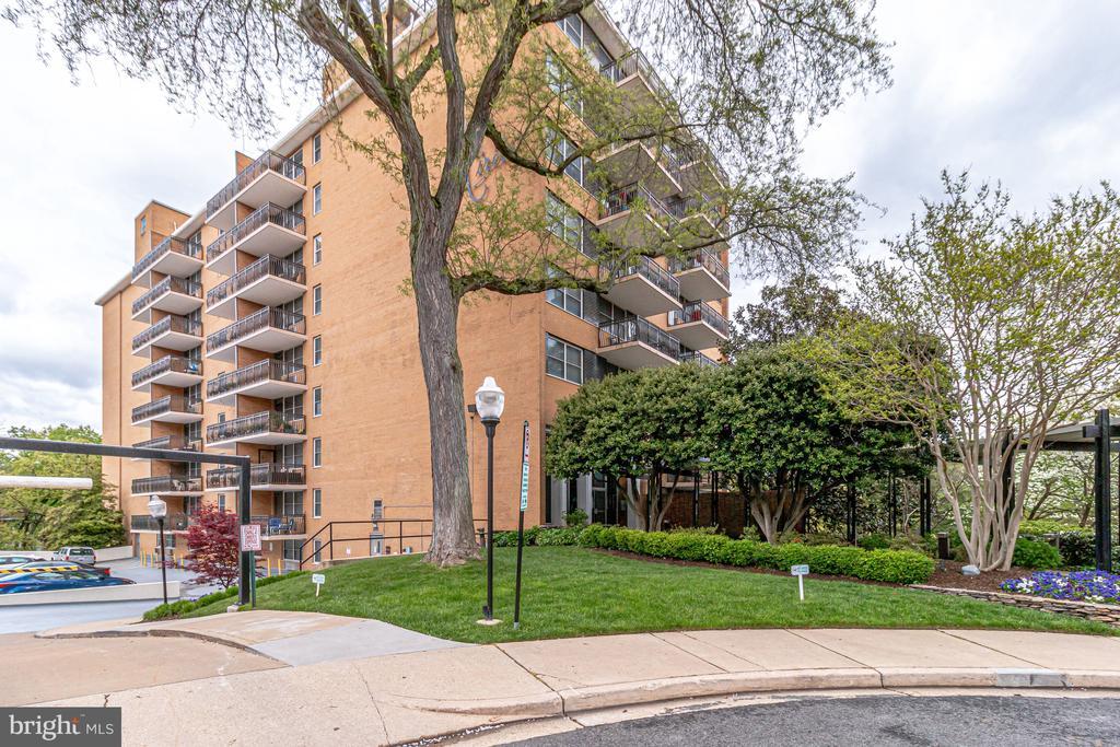 2030 N Adams St in Arlington, VA - Building Photo