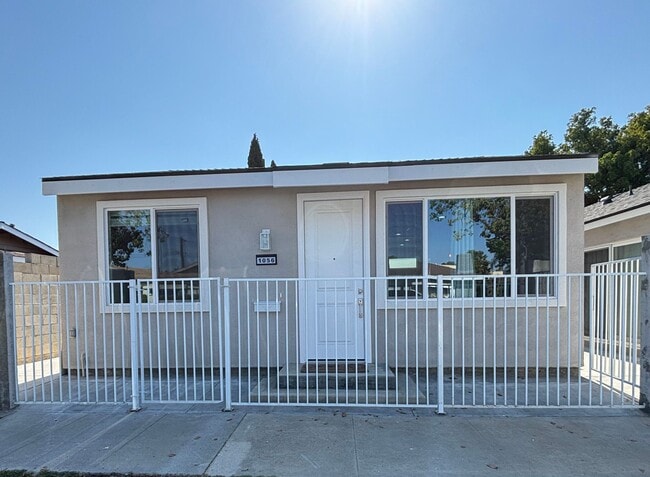 1056 N Lincoln St in Orange, CA - Building Photo - Building Photo