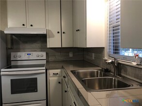 1002 Hazelton St in San Marcos, TX - Building Photo - Building Photo