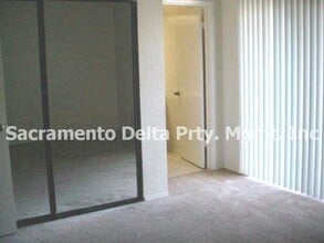 1042 Johnfer Way in Sacramento, CA - Building Photo - Building Photo