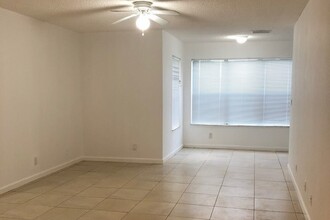 3380 Pinewalk Dr N, Unit 1115 in Margate, FL - Foto de edificio - Building Photo
