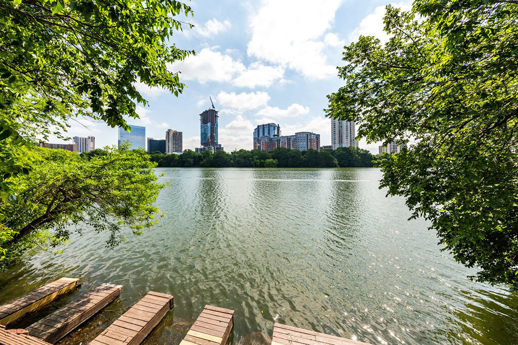 SoCo on the Lake in Austin, TX - Foto de edificio