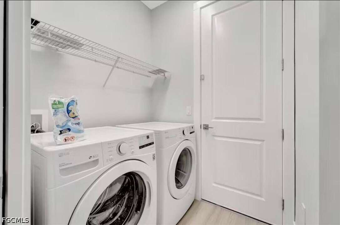 3222 SW Santa Barbara Pl in Cape Coral, FL - Building Photo