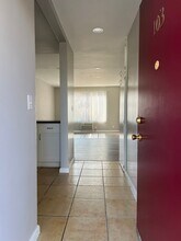 Woodbridge Village Apartments - 1900 N. MARIANNA AVE. in Los Angeles, CA - Foto de edificio - Building Photo