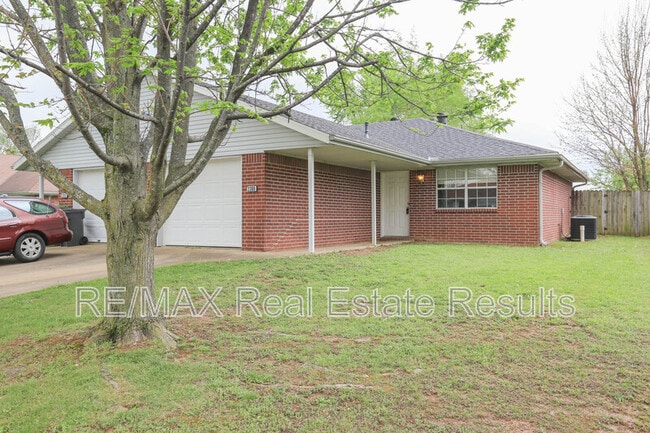 2306 W Roselawn St in Rogers, AR - Building Photo - Building Photo