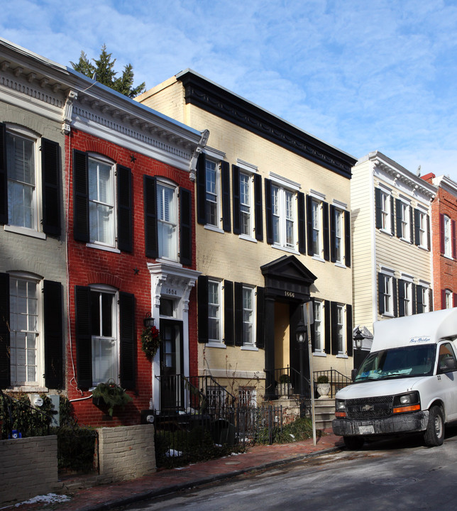 1666 32nd St NW in Washington, DC - Foto de edificio