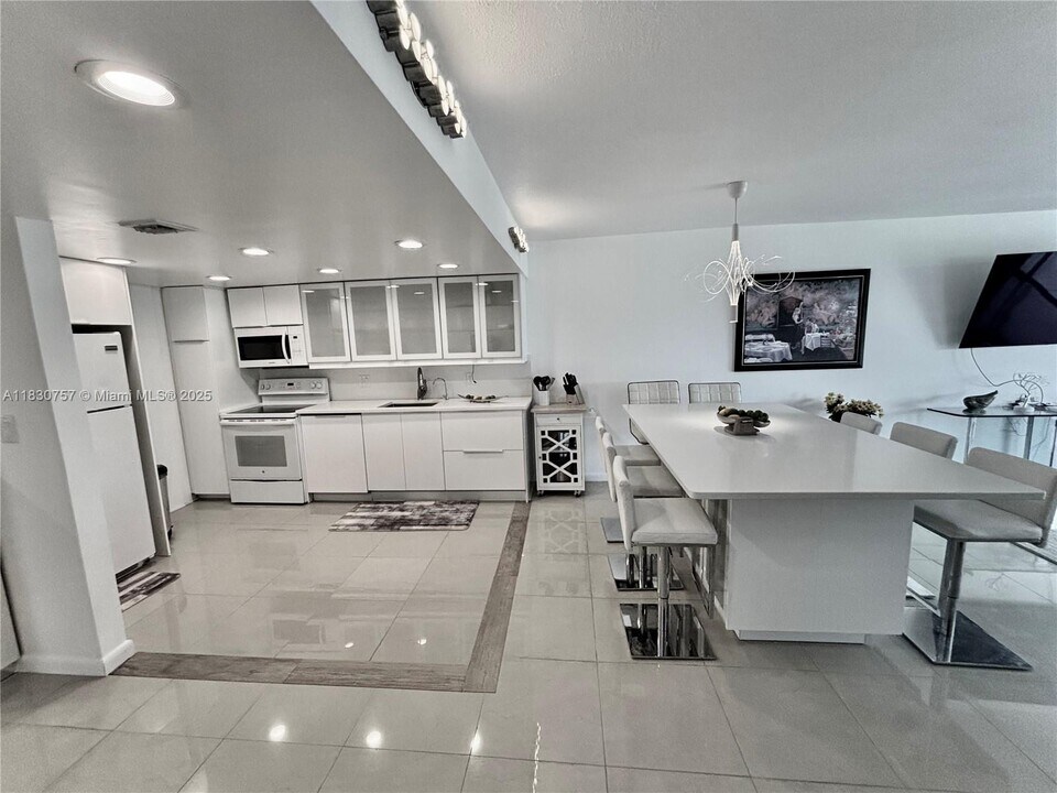 3051 S Palm Aire Dr in Pompano Beach, FL - Building Photo