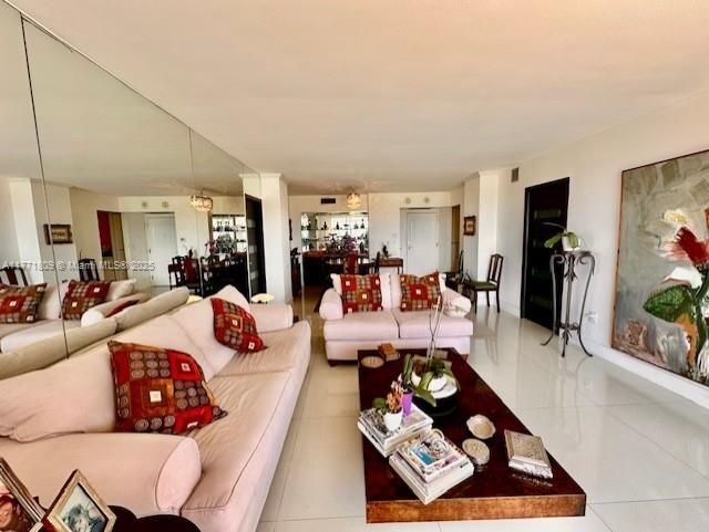 3625 N Country Club Dr in Aventura, FL - Building Photo