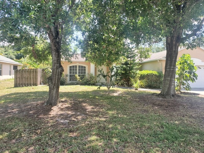 781 NW Grenada St in Port St. Lucie, FL - Building Photo - Building Photo