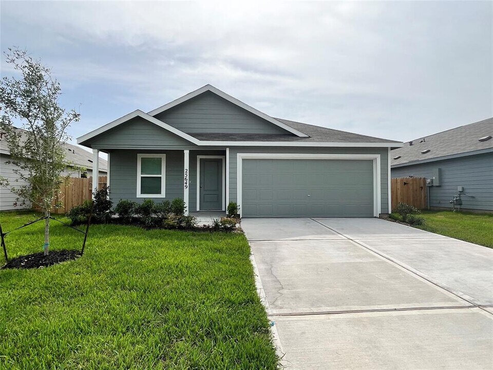 25649 Rose Creek Dr in Cleveland, TX - Building Photo