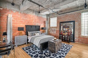 204 Travis St in Houston, TX - Building Photo