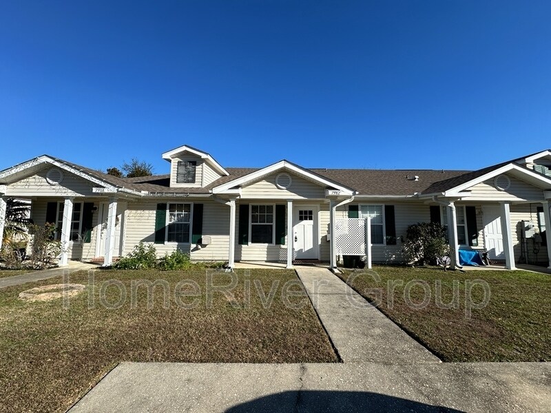 7982 Stonebrook Dr in Pensacola, FL - Building Photo