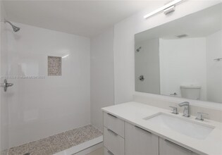 10241 NW 9th St Cir in Miami, FL - Building Photo - Building Photo