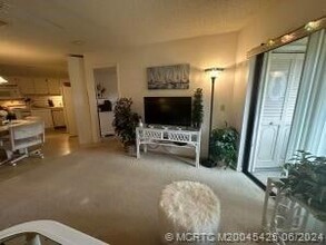 2013 NE Collins Cir, Unit 110 in Jensen Beach, FL - Foto de edificio - Building Photo