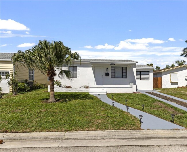 1227 N Ocean Breeze in Lake Worth, FL - Building Photo - Building Photo