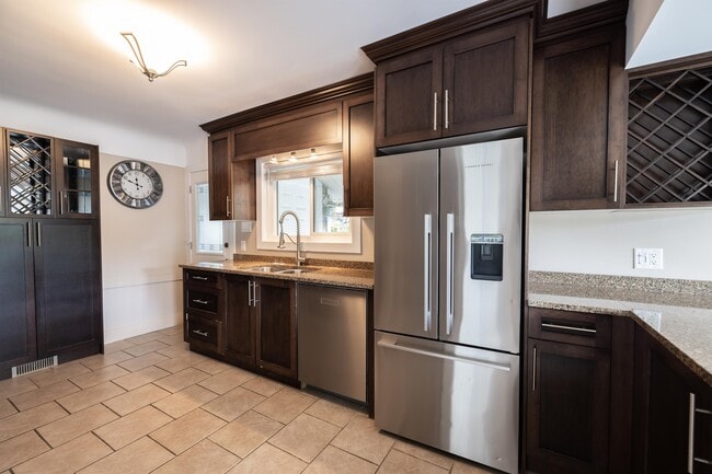 3001 Glen Lake Rd in Victoria, BC - Building Photo - Building Photo