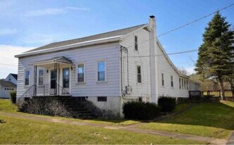 18 Cottage St in New York Mills, NY - Building Photo