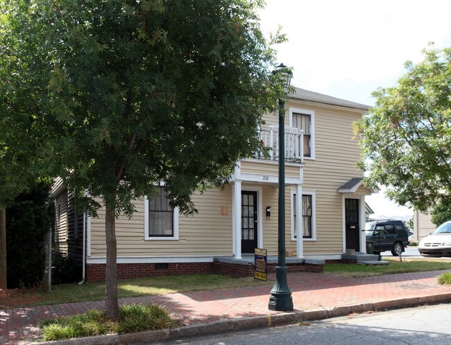 211 E Fisher St in Salisbury, NC - Foto de edificio - Building Photo