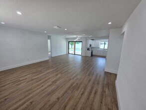 9020 SW 198th Ter in Cutler Bay, FL - Foto de edificio - Building Photo