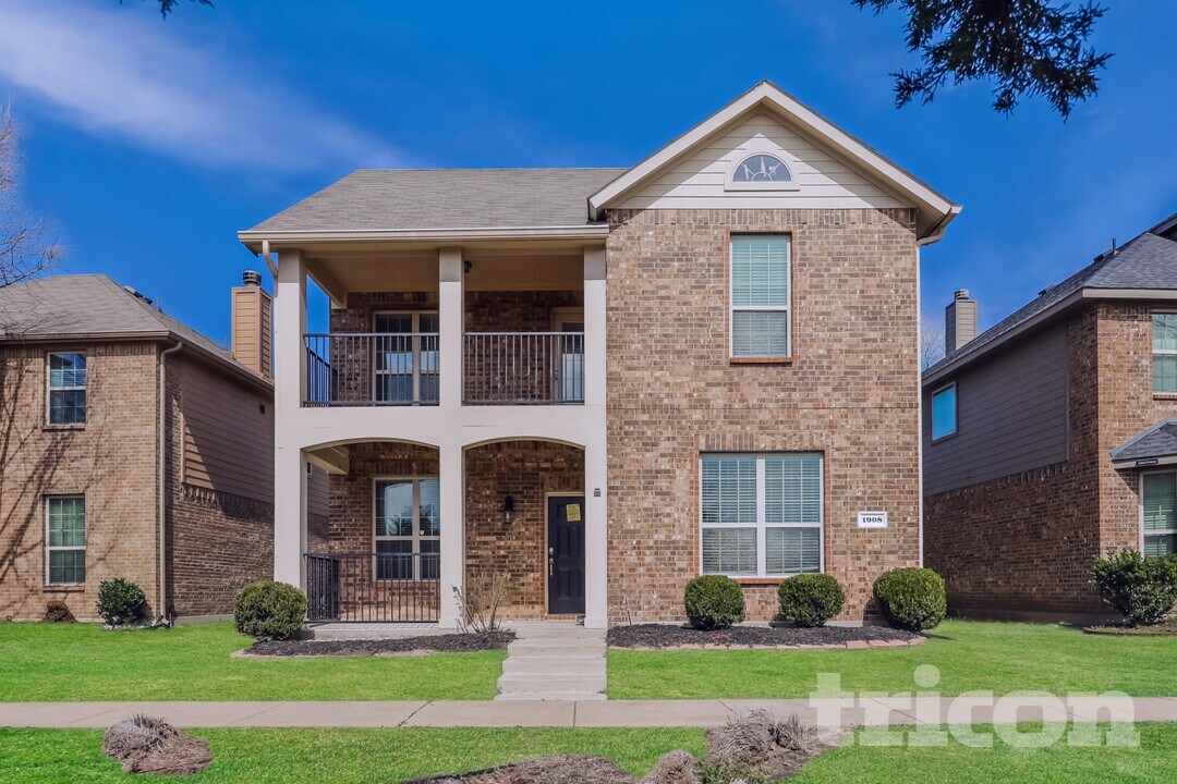 1908 Parkside Mews in Lancaster, TX - Building Photo