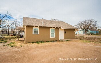 755 W Knox St in Slaton, TX - Building Photo - Building Photo