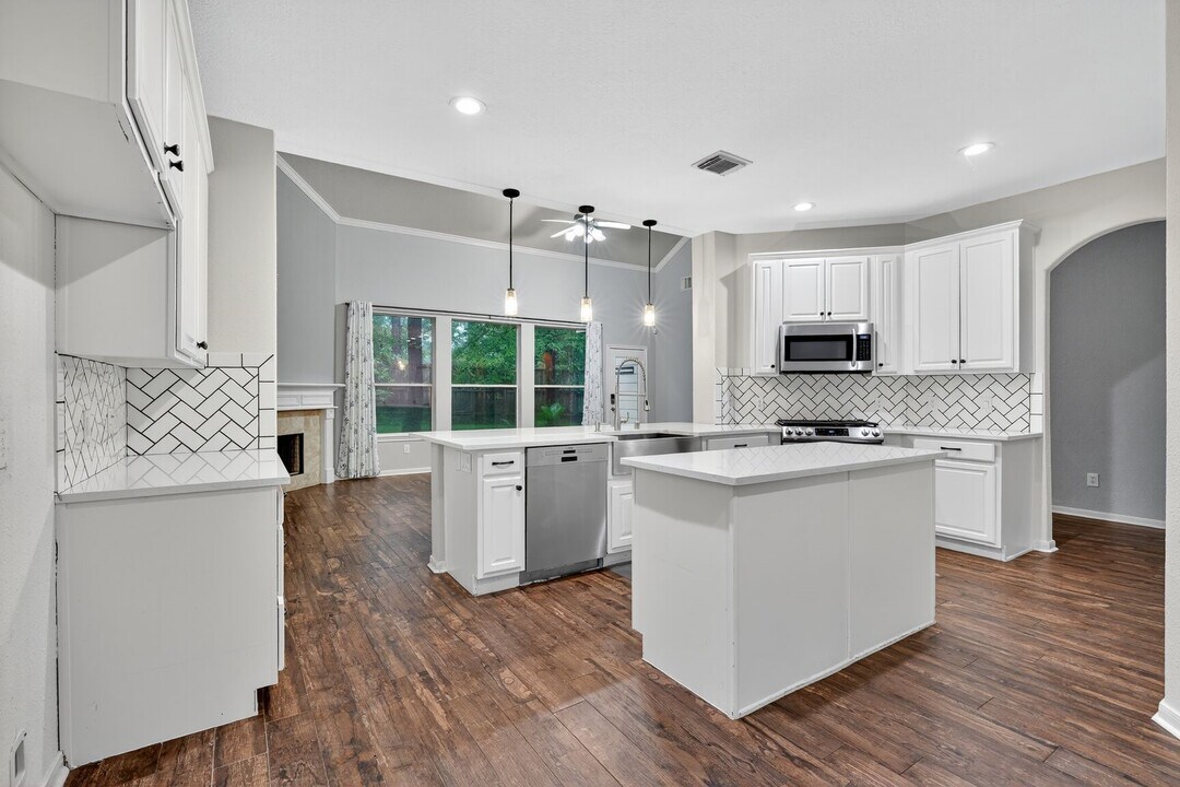 26 Ebony Oaks Pl in Spring, TX - Building Photo