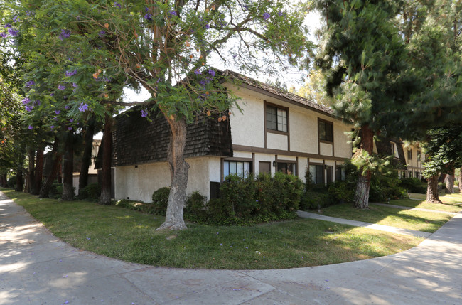 18560 Vanowen St in Reseda, CA - Building Photo - Building Photo