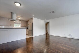 7202 Housman in Houston, TX - Foto de edificio - Building Photo