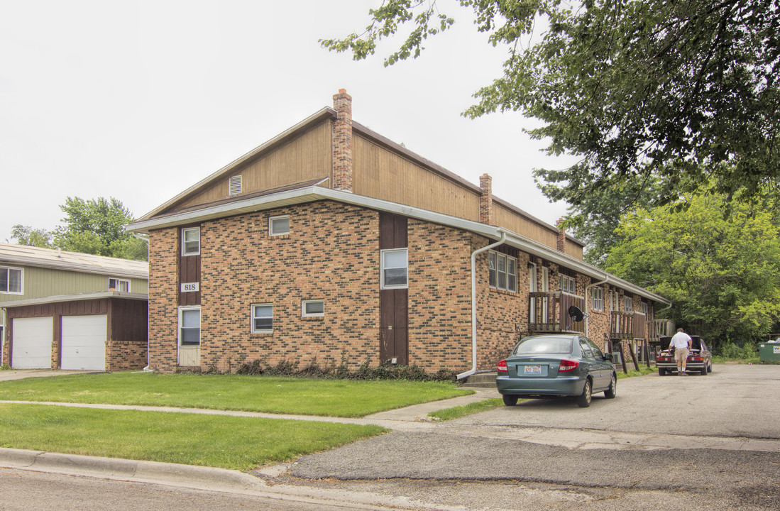 818 Greenbrier Rd in Dekalb, IL - Building Photo