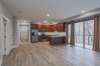 1342 W Randolph St in Chicago, IL - Building Photo - Interior Photo